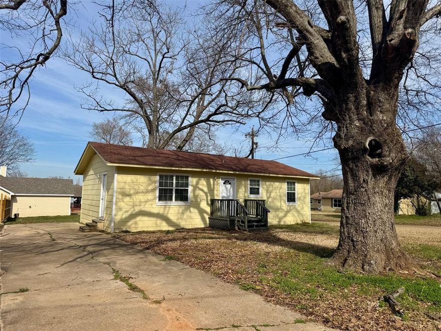 Discover this charming 3 Bedroom 1.5 Bath home, ideal for first-time homeowners or savvy investors. This cozy property boasts a welcoming ambiance and a functional layout, perfect for growing families or rental opportunities. Don't miss out on this fantastic opportunity - call today to schedule a showing and make this house your new home!