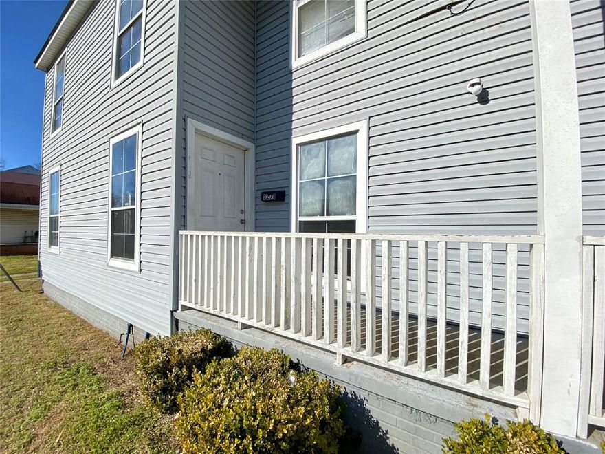 Check out this cute 2 bedroom townhouse! Located in Bossier off of Barksdale highway right by BAFB