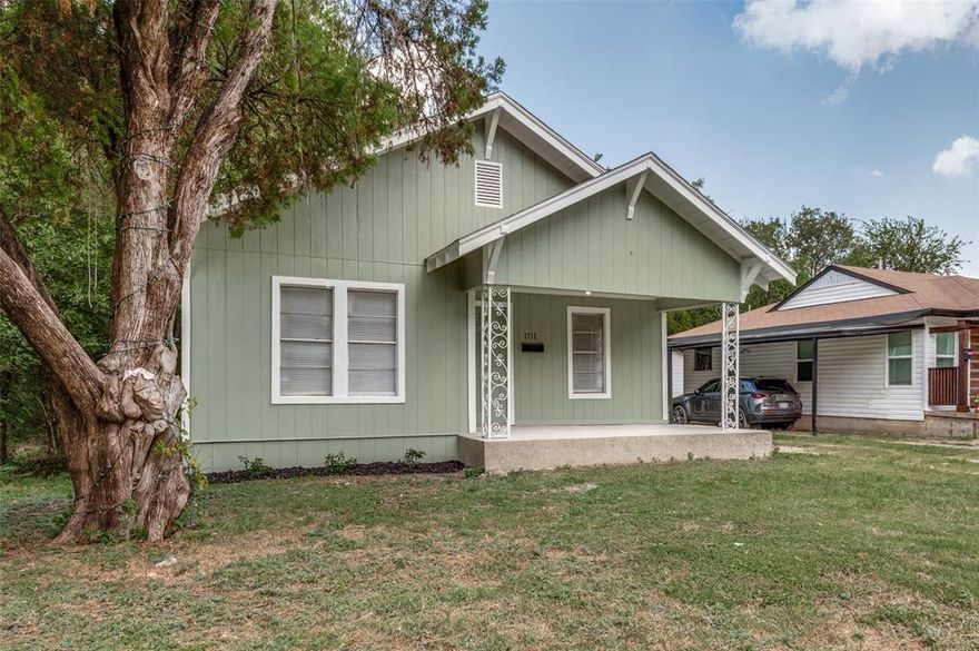 Charming home located in the highly desirable North Oak Cliff neighborhood. This move in ready home offers 2 bedrooms, 1 bath, central Heat and Air with carpet and tile flooring throughout. Enjoy the large generous 9,400 plus sq ft lot, offering plenty of space for outdoor living, gardening, or expansion. Located near Bishop Arts, parks, and local dining, this property is ideal for a first-time buyer, renovator, or investor looking to make it their own. Owner financing available—don’t miss this opportunity!