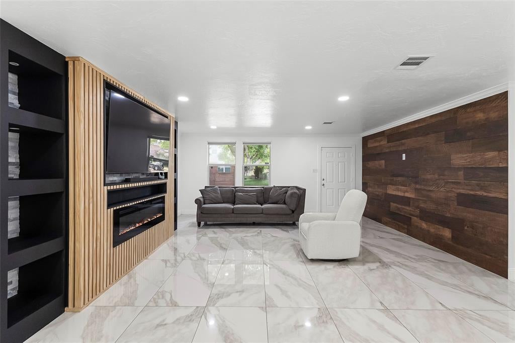 9121 Riding Stable Lane