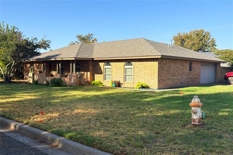 Photo of 2802 Wood Street, Vernon, TX 76384 (MLS # 21388706)