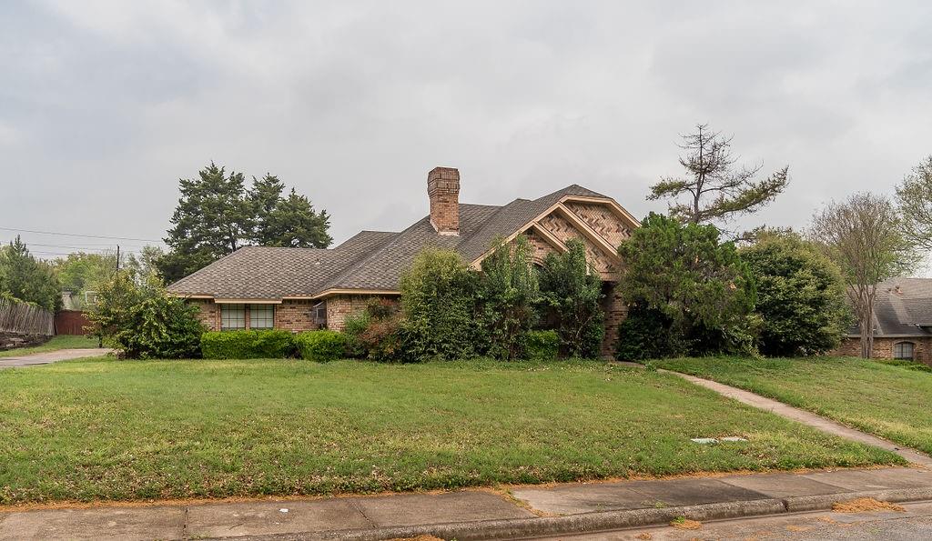 915 Greenbriar Lane
