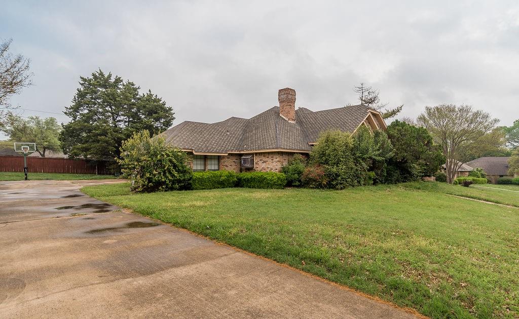 915 Greenbriar Lane