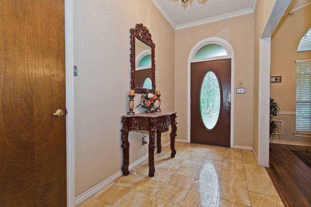 915 Greenbriar Lane