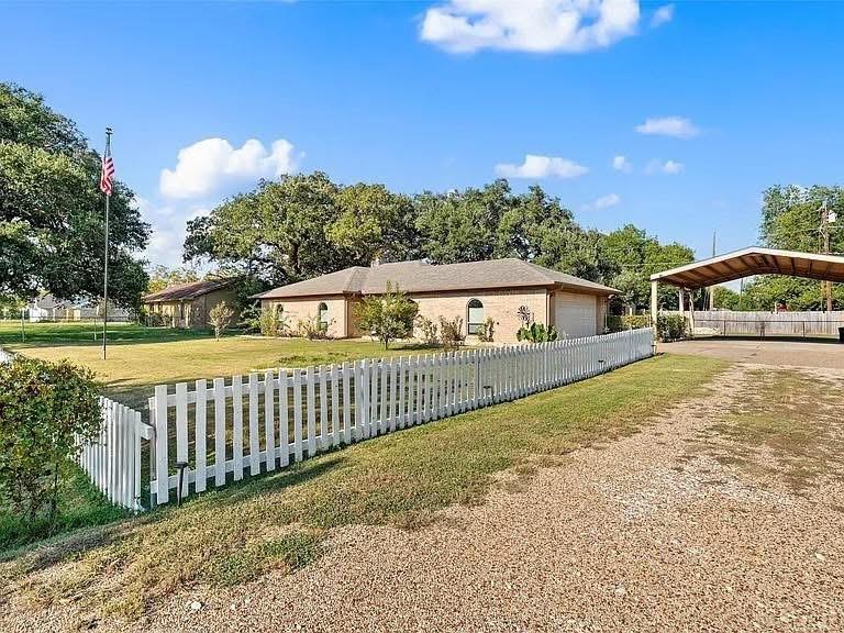 272 Locklar Loop