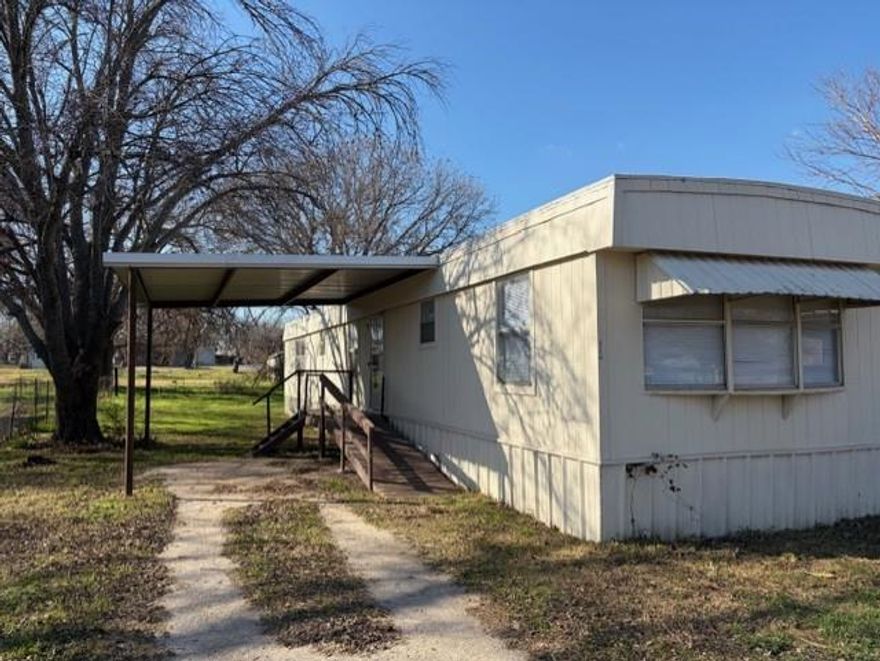 Nice clean 2 bed 2 bath singlewide with open kitchen and living concept. This home has just been refurbished and is ready for move in.