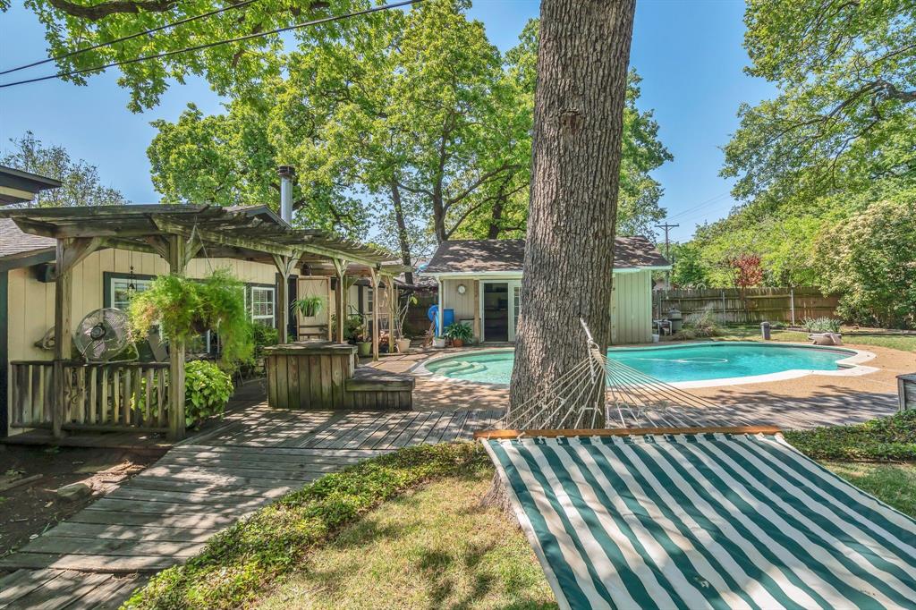 908 Oakwood Drive
