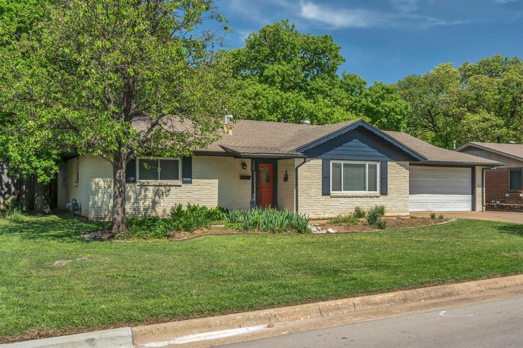 908 Oakwood Drive