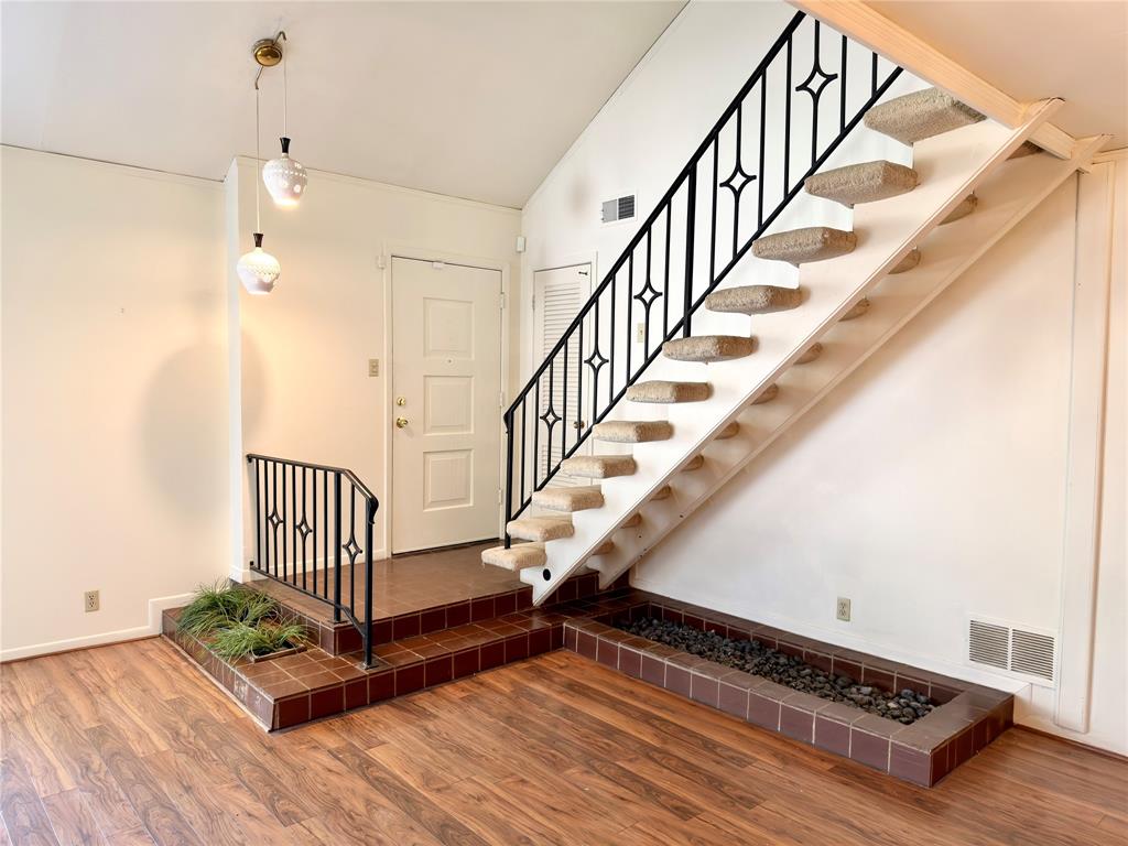 1102 N Edwards Court