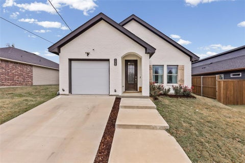 Photo of 1326 Hemphill Street, Greenville, TX 75401 (MLS # 21310463)