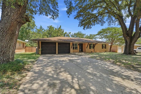 Photo of 1303 Lafayette Drive, Denison, TX 75020 (MLS # 21391354)
