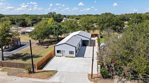 Photo of 619 N Crockett Street, Granbury, TX 76048 (MLS # 21238995)