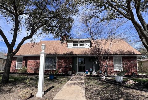 Photo of 3544 Winifred Drive, Fort Worth, TX 76133 (MLS # 21211664)