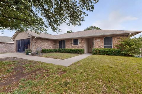 Photo of 412 Tara Lane, Red Oak, TX 75154 (MLS # 21239492)