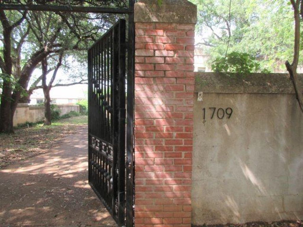 Photo of 1709 Norwood Lane, Arlington, TX 76013 (MLS # 21268743)