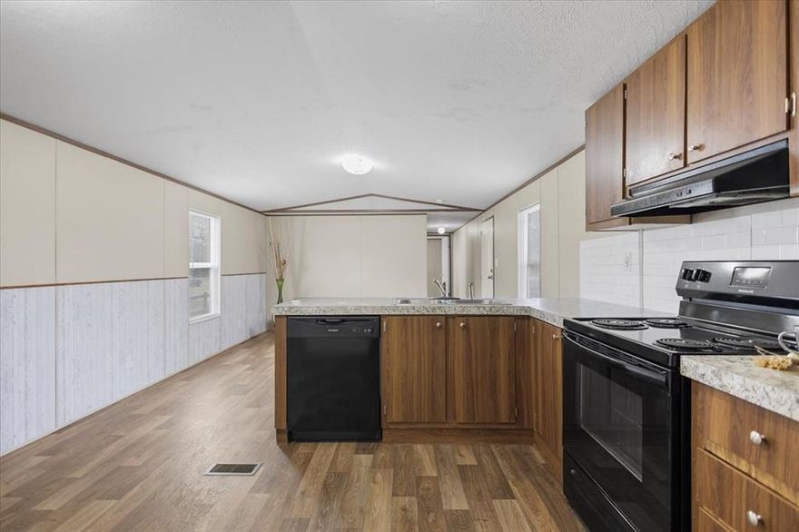 Welcome to this move in ready 3-2 home located in the friendly town of Athens, Texas. With a smart layout across its cozy 924 SF, this home offers comfortable living space and split master plan. The open flow of the living area and kitchen is perfect for everyday living. Each bedroom has great closet space. Recent upgrades add peace of mind, including new skirting, tile backsplashes, all new blinds, updated AC vents, freshly stained fence, porch and mailbox - all combining to create a fresh, move-in ready feel. Enjoy the charm of a close-knit small town located near lakes, parks, wineries and local attractions.