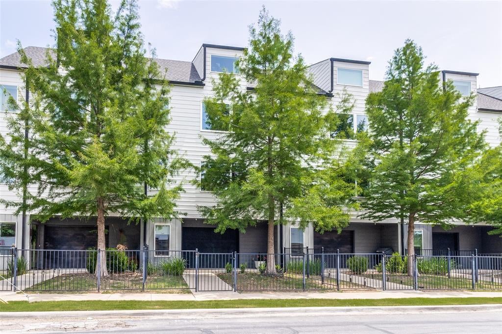 Photo of 1430 Grigsby Avenue #104, Dallas, TX 75204 (MLS # 21373843)