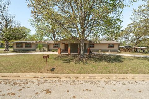 1915 Crestridge Street Stephenville TX 76401