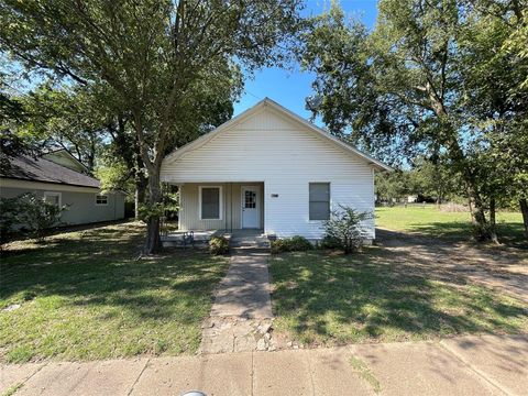 Photo of 800 Jefferson Street, Bowie, TX 76230 (MLS # 21092683)
