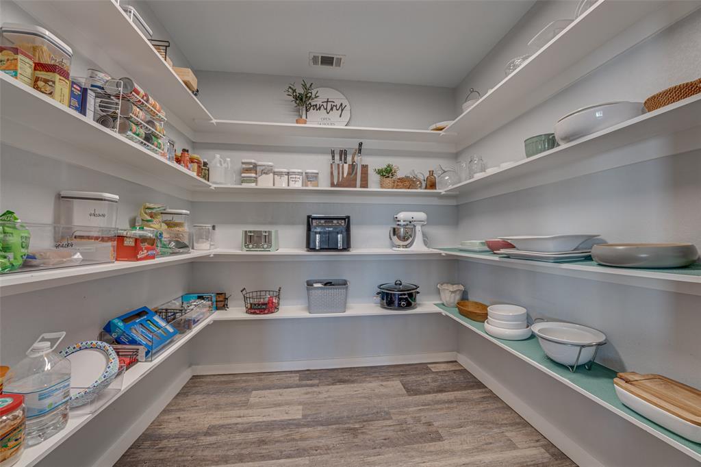 5523 Lakeshore Court