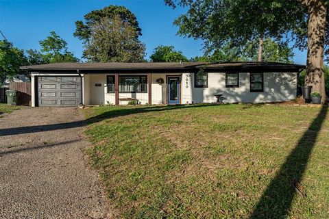 Photo of 3020 Meadowlark Ln, Tyler, TX 75701 (MLS # 21128897)