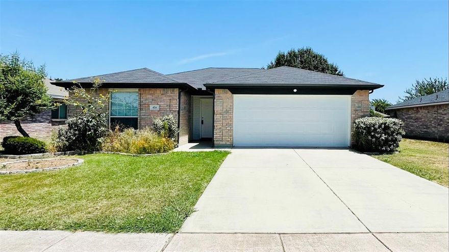 Beautiful single family 3bed room 2bath. Wood flooring, granite counter top and a nice back yard. Home is now vacant. come see this home.