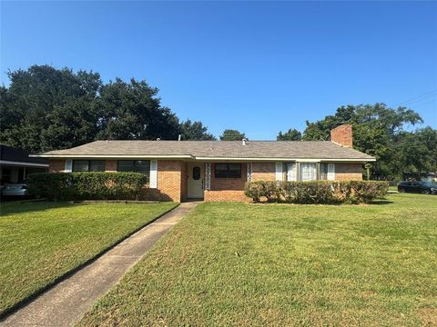Photo of 2802 Bolch Street, Shreveport, LA 71104 (MLS # 21091514)