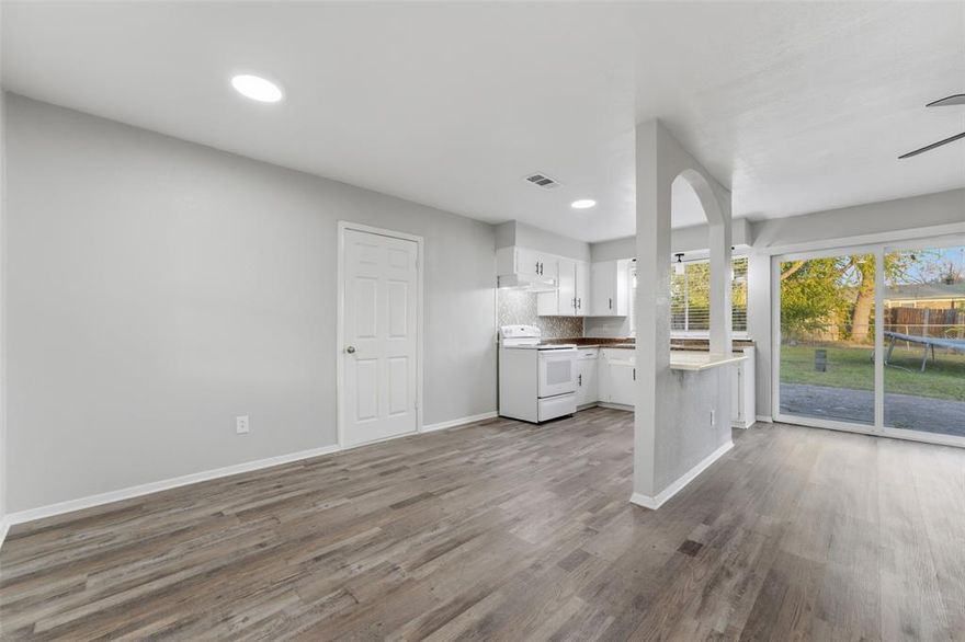 Welcome to 910 Royalcrest – a charming and beautifully remodeled 3-bedroom, 1.5-bath home in a highly desirable Mesquite location. Nestled on a corner lot with great curb appeal, this home offers both style and functionality perfect for families, first-time buyers, or anyone seeking move-in ready living.
Located in a great neighborhood, this home offers easy access to local amenities, schools, shopping, and major roadways