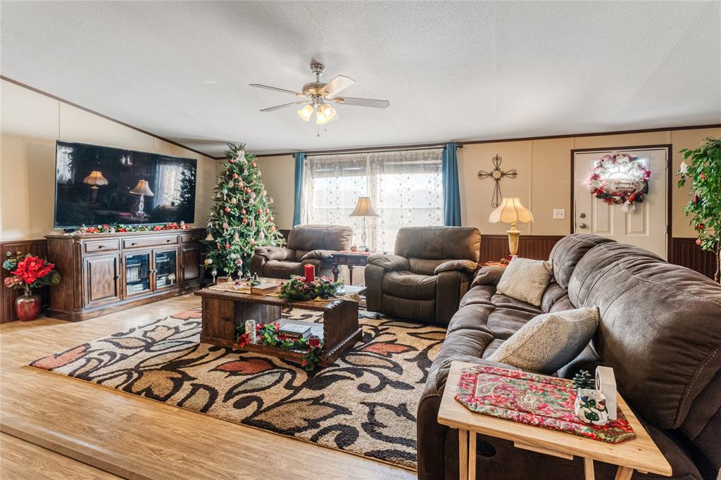 Springtown, Texas 76082, United States, 4 Bedrooms Bedrooms, ,2 BathroomsBathrooms,Residential,Pending,23272