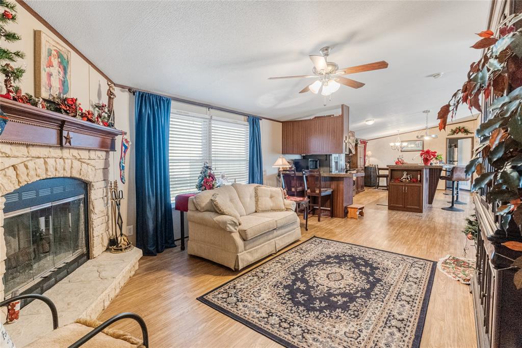 Springtown, Texas 76082, United States, 4 Bedrooms Bedrooms, ,2 BathroomsBathrooms,Residential,Pending,23272