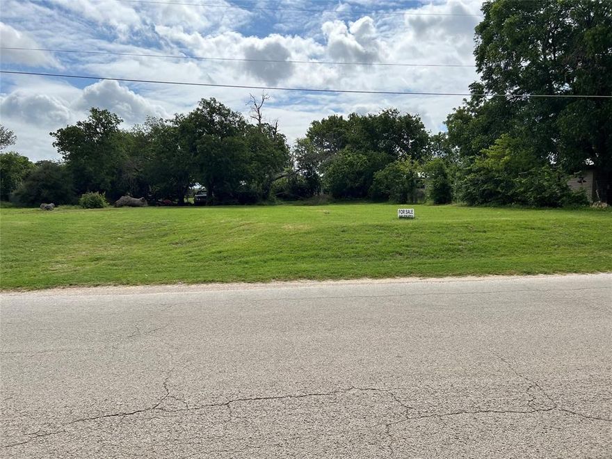 Cozy size lot with room to build. Nice location close to the schools and local churches. City water and sewer available on site. Property is available for building a shop as well since there are no constraints on zoning. Come by & check out the potential.
