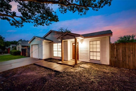 Photo of 2315 Sunflower Drive, Arlington, TX 76014 (MLS # 21385093)