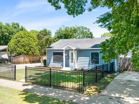Photo of 505 Worthway Drive, Grand Prairie, TX 75051 (MLS # 21286325)