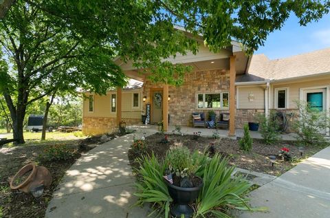 Photo of 132 Southside Drive, Gainesville, TX 76240 (MLS # 21256531)