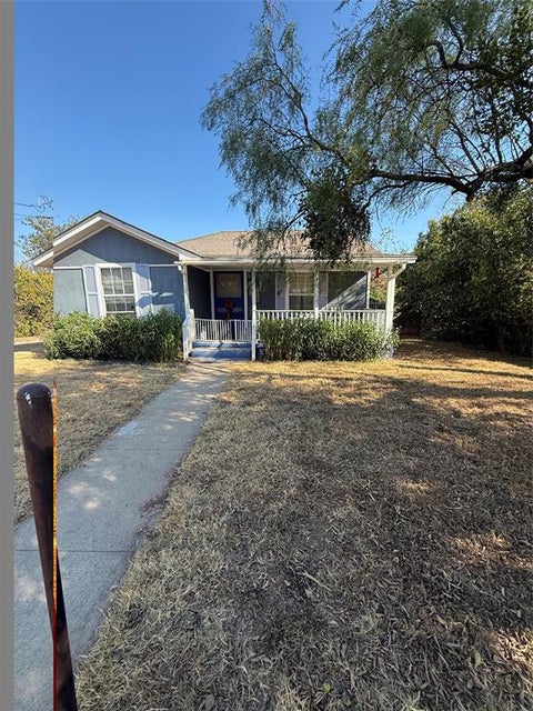 Photo of 904 Cottonwood ST, Coleman, TX 76834 (MLS # 21385249)