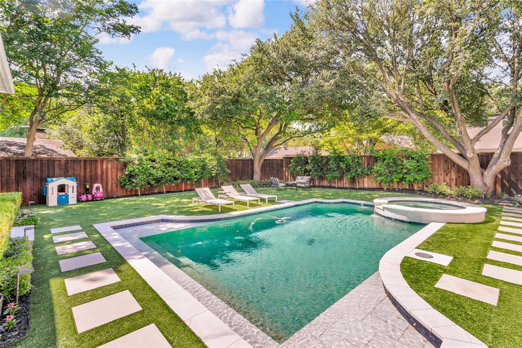 Versailles Pkwy Sacher - Residential