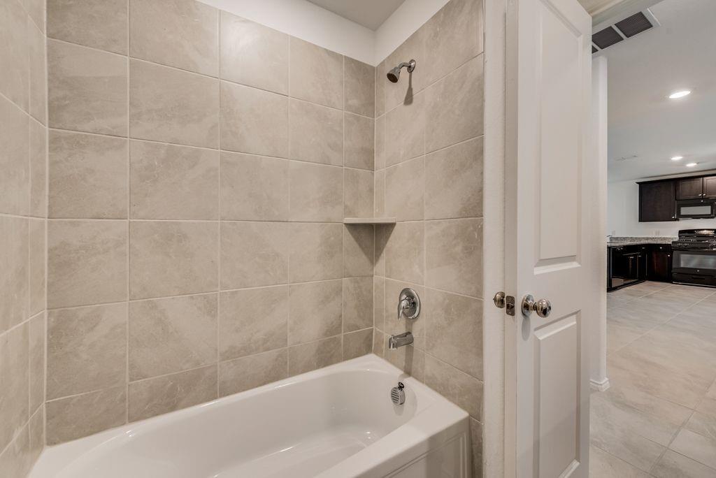 BLUEBONNET EST PH 3 - Residential Lease