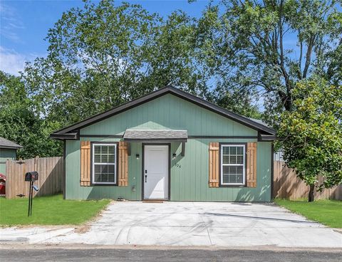 Photo of 308 S 3rd St, Bonham, TX 75418 (MLS # 21095104)