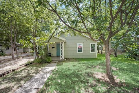 Photo of 220 Jagoe Street, Denton, TX 76201 (MLS # 21310712)