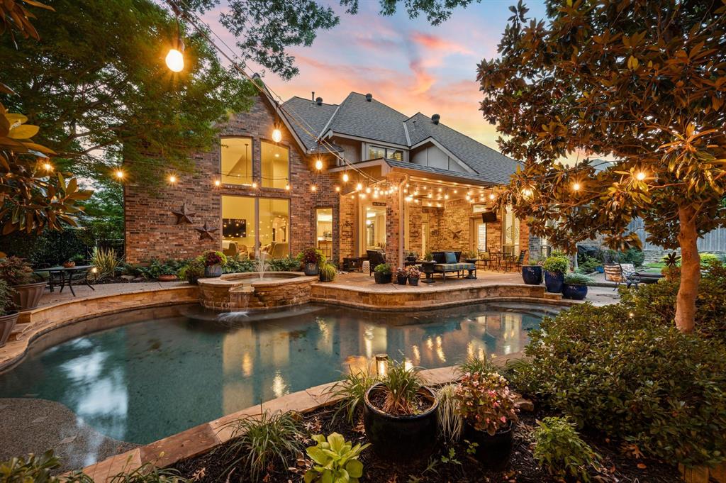 2706 Red Oak Court W