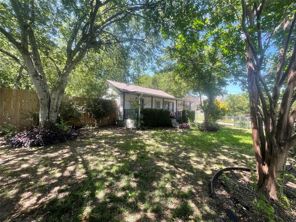 Photo of 611 Crestside Dr Drive, Duncanville, TX 75137 (MLS # 21113662)