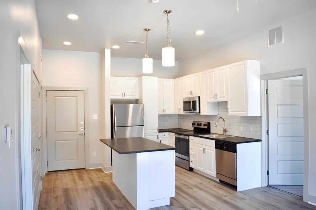 1514 E 15th Street 3