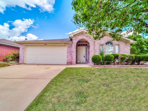 Photo of 2400 Nogales Drive, Fort Worth, TX 76108 (MLS # 21165446)
