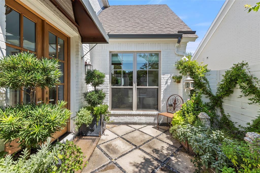 5614 Oaks Lane
