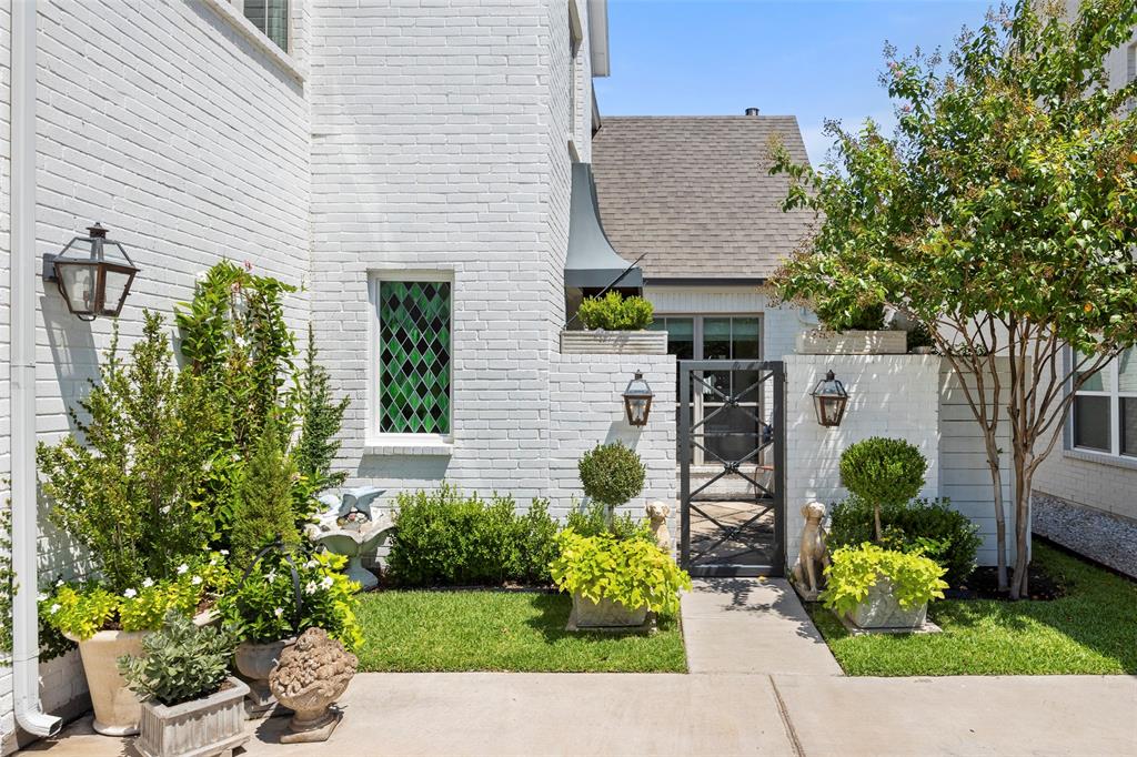 5614 Oaks Lane
