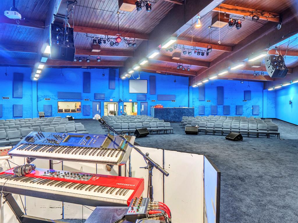 Pipeline Road Ch Of Christ Adn - Commercial Sale