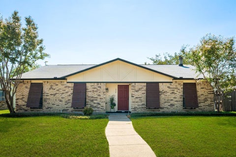Photo of 956 Lockhart Drive, Plano, TX 75023 (MLS # 21405967)