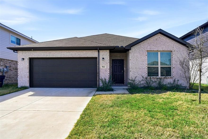 Like new three bedroom, two bath with office. Open floorplan, large kitchen island with quartz countertops, tile backsplash. Large living area with abundance of natural light. Wood like tile in all areas except bedrooms. Van Alstyne Schools. Conveniently located to 75.