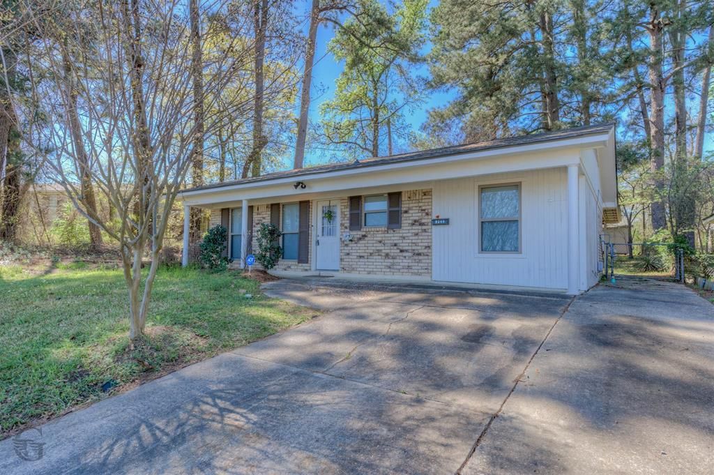 Photo of 9248 N Southland Park Drive, Shreveport, LA 71118 (MLS # 21209230)