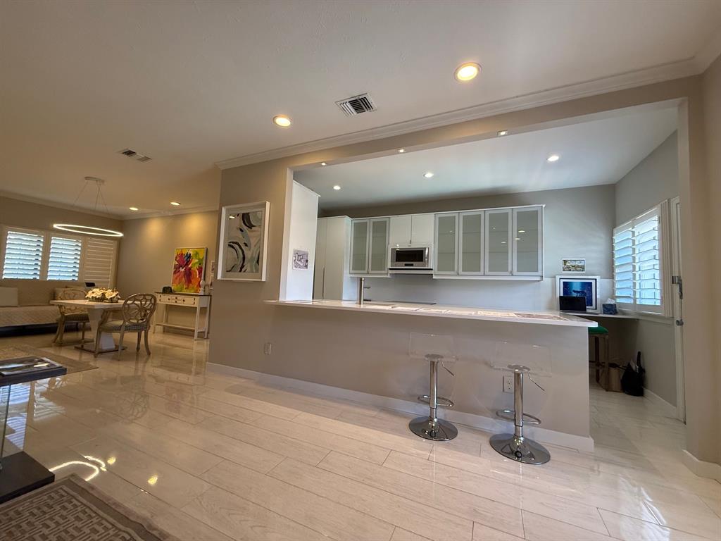 Royal Lane Condos 5800 - Residential